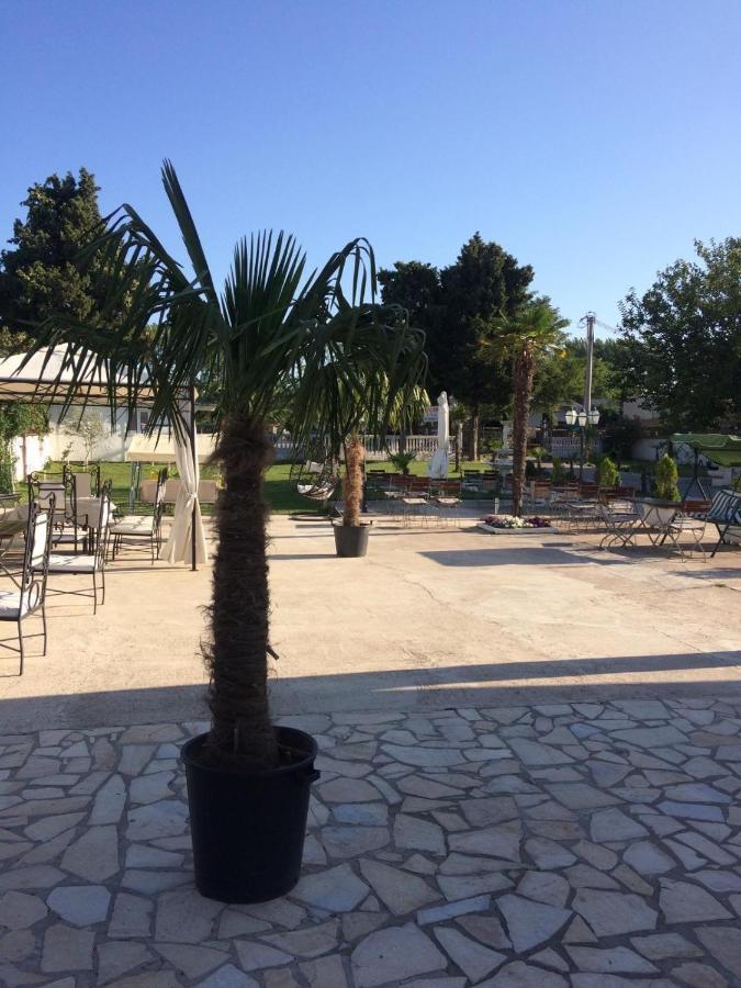 Apartments Vila Sara M Ulcinj Exteriör bild